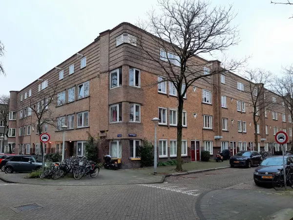Afbeelding uit: december 2021. Hoek Meerhuizenstraat (rechts) - Vechtstraat.