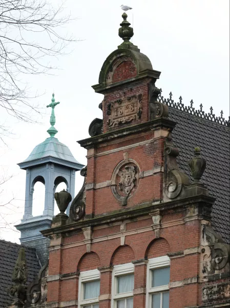 Afbeelding uit: december 2021. Rechter geveltop aan de Mauritskade. "1888" en een monogram met de letters S en E (Sint Elisabeth).