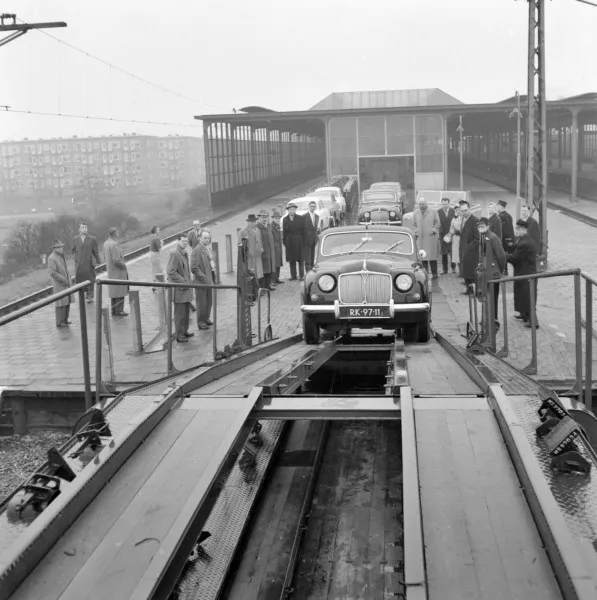 Afbeelding uit: 1960. Auto's rijden vanaf het perron een autotrein op. Collectie NS / Het Utrechts Archief, cat.nr 159455.