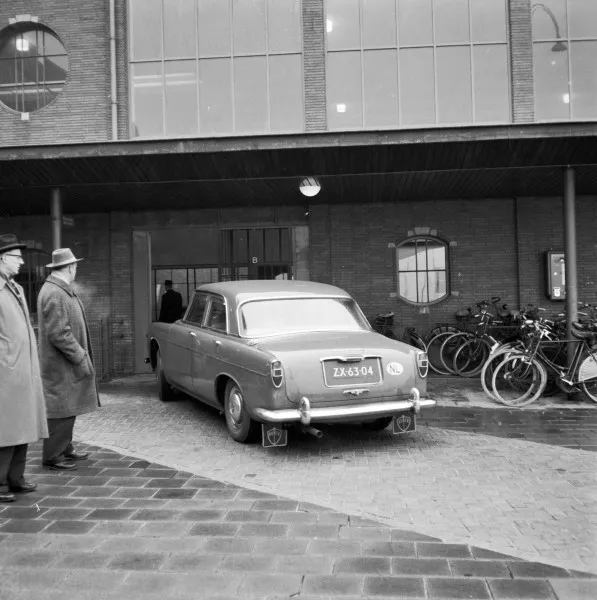 Afbeelding uit: 1960. Via een speciale ingang konden gebruikers van de autotrein het station inrijden. Collectie NS / Het Utrechts Archief, cat.nr 159453.