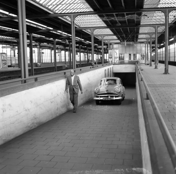 Afbeelding uit: 1960. De perronoprit voor auto's. Collectie NS / Het Utrechts Archief, cat.nr 159465.