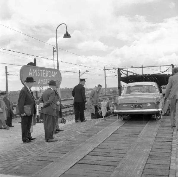 Afbeelding uit: 1960. Een auto wordt op de autotrein geparkeerd. Collectie NS / Het Utrechts Archief, cat.nr 159474.