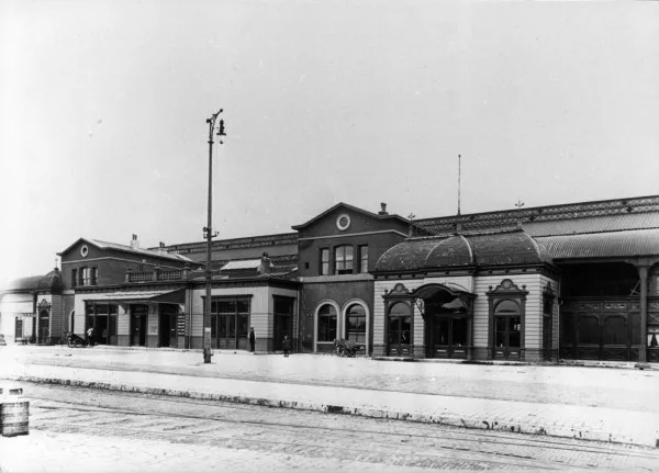 Afbeelding uit: 1913. Het stationsgebouw, aan de oostkant van de perronoverkapping. Collectie NS / Het Utrechts Archief, cat.nr 155993.