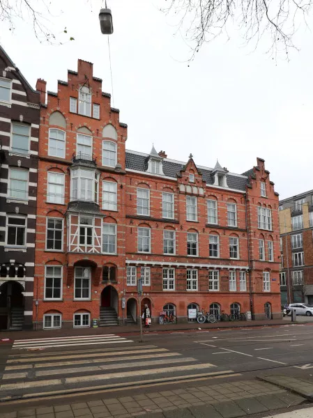 Afbeelding uit: december 2021. Marnixstraat. De muurankers vormen de tekens A, 1887 en O: Anno 1887, dus.