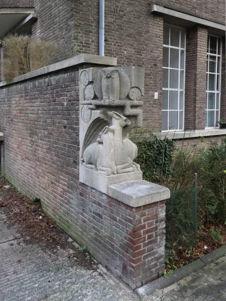 Afbeelding uit: december 2021. Sculptuur op een van de hoekstenen, gemaakt door Hildo Krop. De uil en de twee reeën staan voor De Nacht; op de andere hoeksteen staat een naakte vrouw symbool voor De Dag.