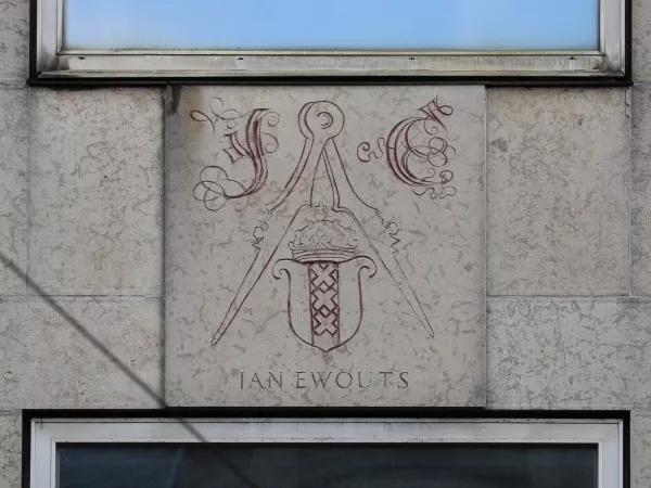 Afbeelding uit: januari 2022. Een van de vier kalkzandstenen platen van Sem Hartz. Deze herdenkt de figuursnijder, boekverkoper en uitgever Jan Ewoutsz († Amsterdam 1564).