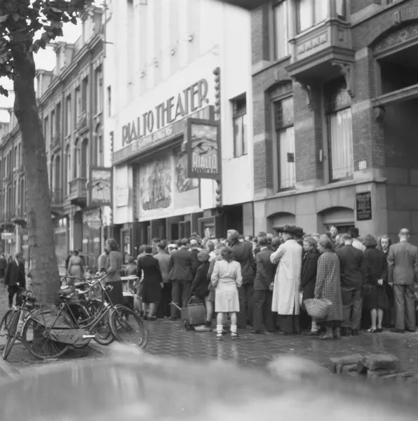 Afbeelding uit: september 1945. In september draaide de Franse film "Les deux gosses", De Straatjongens. Voor de oorlog was de film ook al vertoond. Op de uithangborden de beroemde Rialto-brug in Venetië.