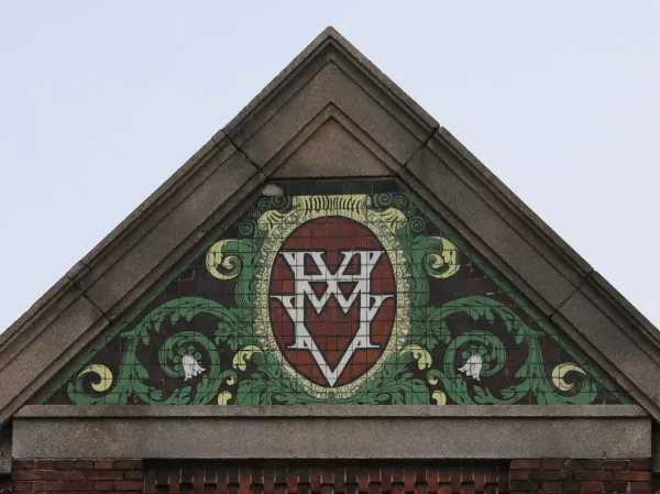 Afbeelding uit: januari 2022. Retiefstraat. Monogram met de letters HWV, van Handwerkers Vriendenkring.