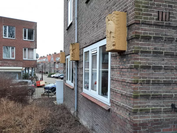 Afbeelding uit: januari 2022. De drie stenen met vogelmotieven op de kop van het blokje Eendenstraat-Adelaarsweg.