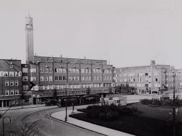 Afbeelding uit: 1932. Met de oorspronkelijke toren.
Bron afbeelding: SAA, bestand 010009010577.