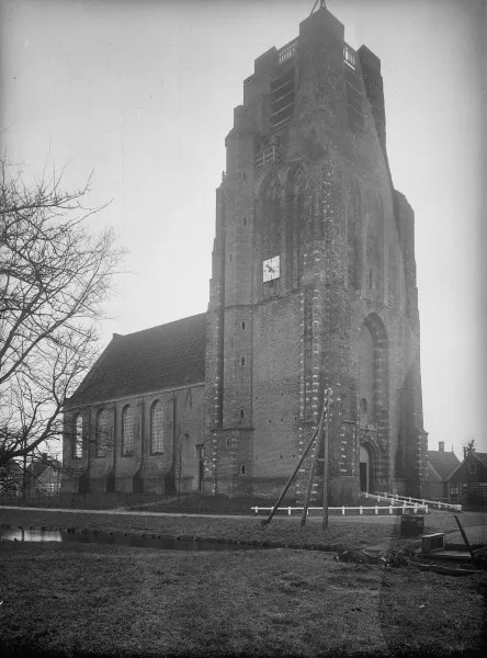 Afbeelding uit: februari 1919. De toren en links de voorganger van het huidige gebouw. Bron: Rijksdienst voor het Cultureel Erfgoed, doc.nr 3.475.
