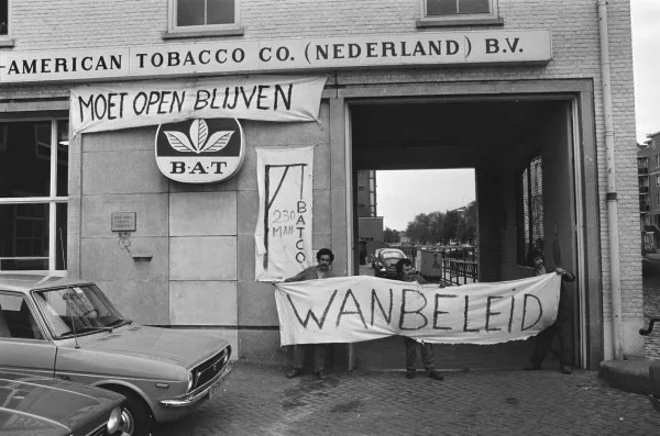 Afbeelding uit: augustus 1979. Werknemers protesteren tegen voorgenomen massa-ontslag.