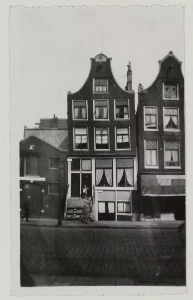 Afbeelding uit: circa 1936. Het huis dat in 1937 werd afgebroken.
Bron afbeelding: SAA, bestand OSIM00003004370.