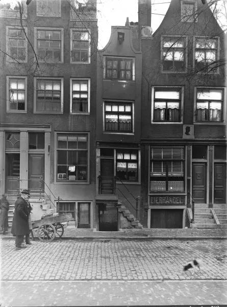 Afbeelding uit: maart 1920. Het smalle huis in het midden is het oude nummer 184. Onder de trap was de doorgang naar de binnenplaats met nummers 186-192.
Bron afbeelding: SAA, bestand 5293FO002184.