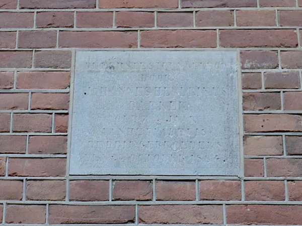 Afbeelding uit: februari 2022. "De eerste steen gelegd
door
Johannes Hendrikus
Bakker
oud 7½ jaar
aan het Pakhuis
De Drije Gebroeders
Den 27° october 1884."