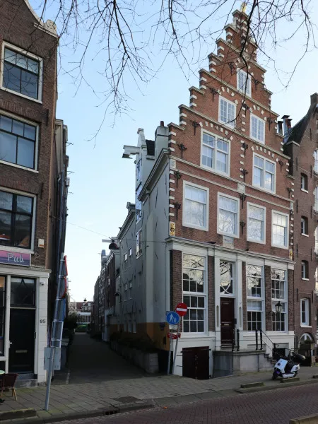 Afbeelding uit: februari 2022. De Nieuwe Jonkerstraat gezien vanaf de Geldersekade. Rechts het huis dat als kantoor en woonhuis diende voor de glashandelaars Thöne en Bakker.