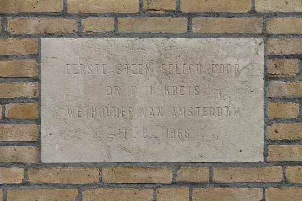 Afbeelding uit: februari 2022. "Eerste steen gelegd door dr. P.I. Koets wethouder van Amsterdam 11-6-1966"
