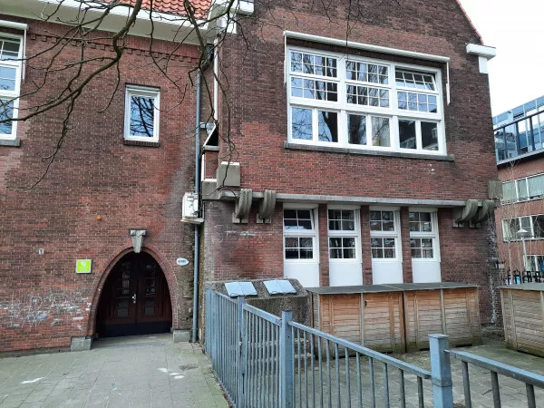 Afbeelding uit: februari 2022. Ingang. In het bouwdeel rechts was op de begane grond de gymzaal. Op de verdieping waren een klaslokaal en de kamer van het hoofd van de school.