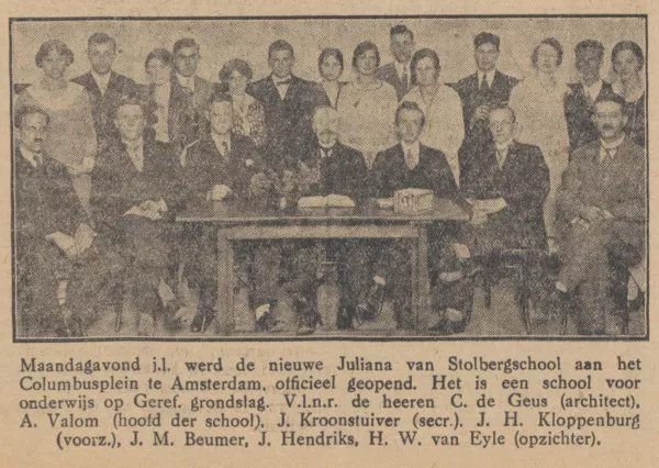 Afbeelding uit: augustus 1929. Foto gemaakt bij de opening van de school. Staand de onderwijzers, zittend de architect, het schoolhoofd en het bestuur.