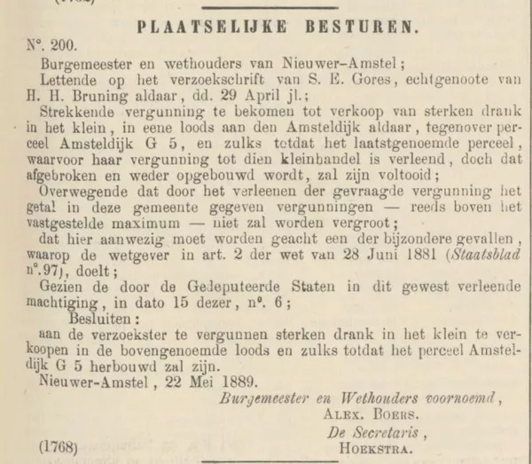 Afbeelding uit: mei 1889. De echtgenote van Brüning kreeg vergunning om tijdens de bouw door te gaan met de verkoop van sterke drank, in een loods tegenover de bouwplaats. Staatscourant 30-5-1889.