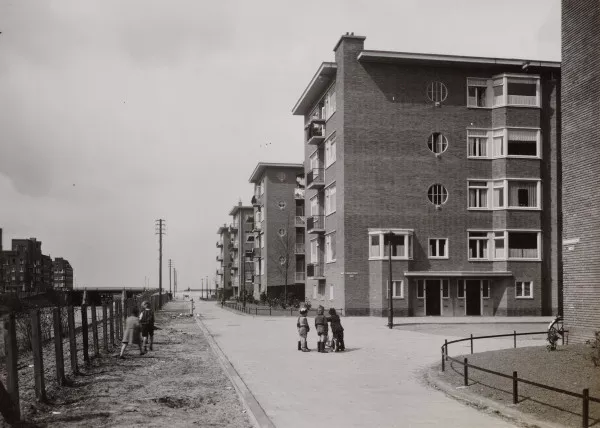 Afbeelding uit: mei 1941. Gezien richting Hoofdweg, met rechts de Lanseloetstraat.
Bron afbeelding: SAA, bestand OSIM00004002027.
