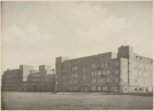 Afbeelding uit: 1927. De gevel aan de Davisstraat, nog met de hoektorens. Links is het oostelijke van de drie blokken van Noorlander.