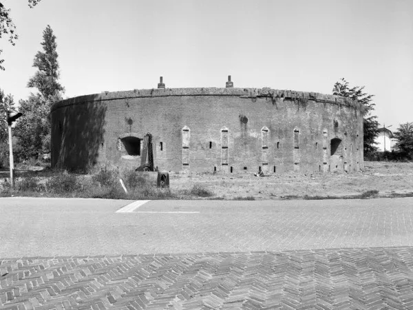 Afbeelding uit: augustus 1982. Het fort vóór de renovatie. (Uitsnede van de oorspronkelijke foto)