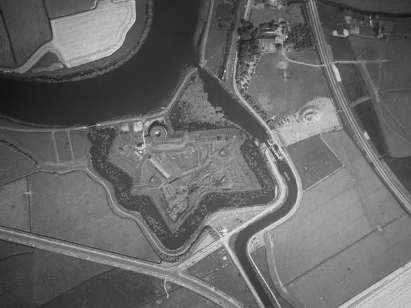 Afbeelding uit: 1937. Het fort in 1937. Rechts ervan zijn te zien de sluis van de 's-Gravelandse Vaart en daarnaast de kersverse kazemat Keverdijk. (Uitsnede)