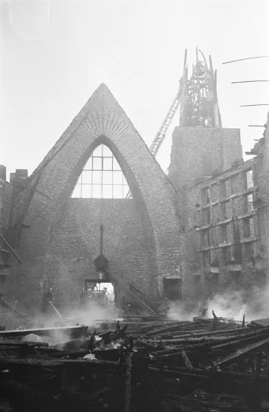 Afbeelding uit: april 1968. Het restant van de kerk.