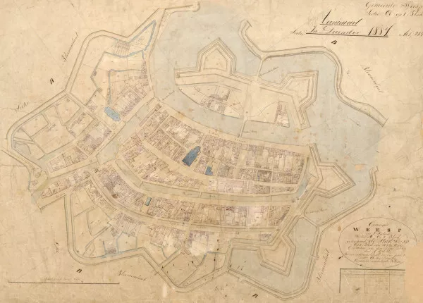 Afbeelding uit: 1884. De stad in 1884. Het noorden is linksboven. Het spoorwegstation (1872) viel buiten de kadastrale sectie van deze kaart. Het fort aan de Ossenmarkt (1861) ontbreekt ook: dat was geheim.