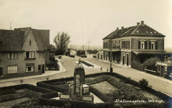 Afbeelding uit: circa 1935. Rechts het station, op de voorgrond het monument. De nog wel bestaande woonhuizen links dateren uit 1930. (bron: Het Utrechts Archief - Catalogusnummer 164812)