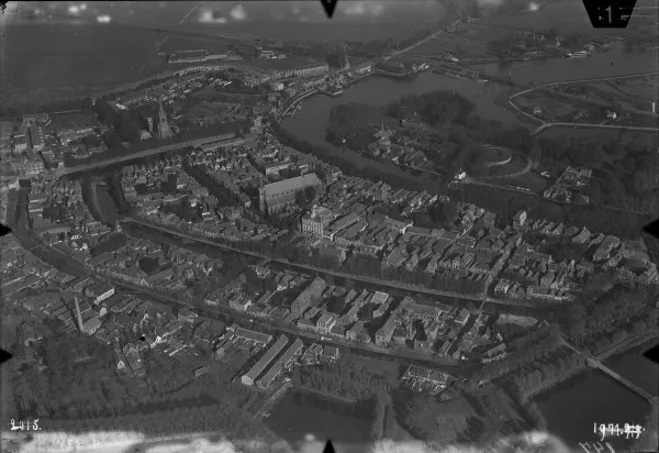 Afbeelding uit: circa 1924. De stad rond 1924.