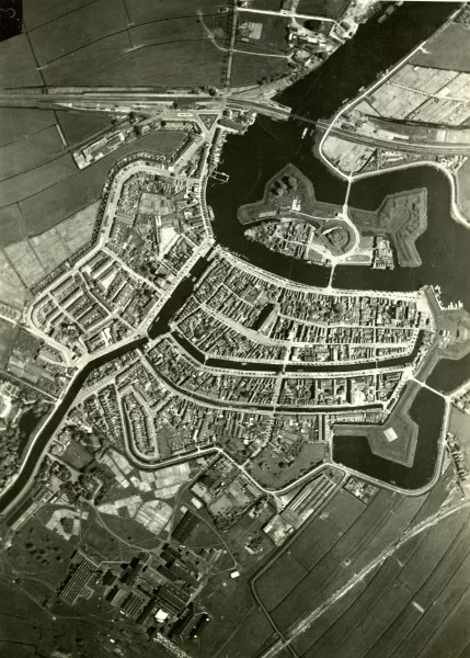 Afbeelding uit: circa 1930. Weesp rond 1930. NB: het noorden is linksboven.