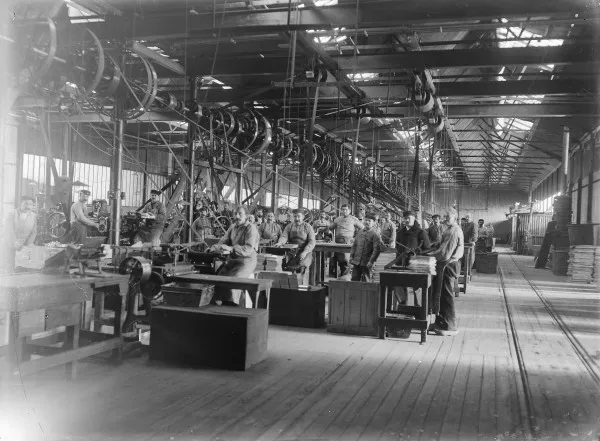 Afbeelding uit: 1910. Mannen maken dozen voor bonbons.