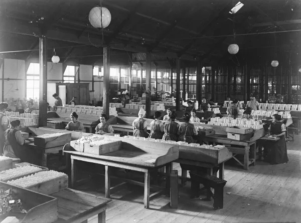 Afbeelding uit: 1910. Vrouwen aan het werk op een inpakafdeling.