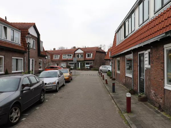 Afbeelding uit: maart 2022. Schaepmanstraat gezien naar de Talmastraat. De huizen rechts zijn van de woningbouwvereniging St. Laurentius; de andere van Patrimonium.