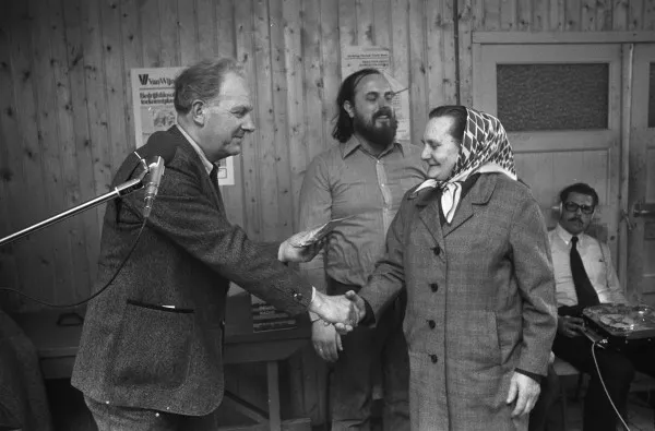 Afbeelding uit: april 1974. Wethouder Kuypers van Volkshuisvesting overhandigt de sleutel aan een van de eerste bewoners.