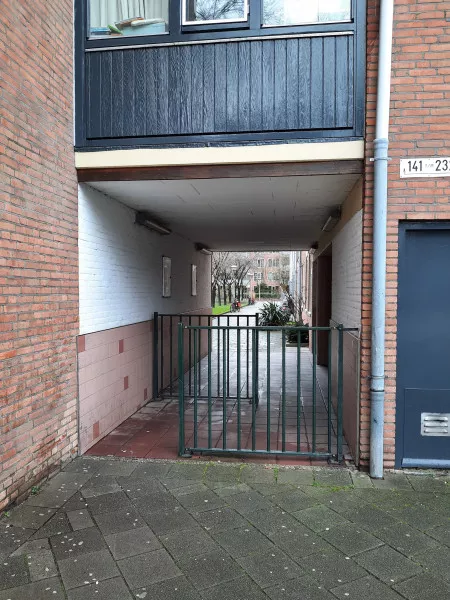 Afbeelding uit: februari 2022. Een van de toegangen tot het binnenterrein vanaf de Pontanusstraat.