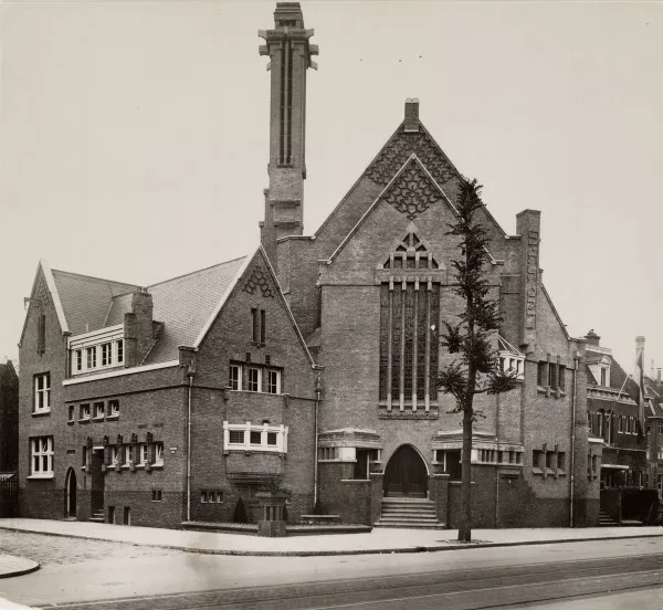 Afbeelding uit: 1928. Synagoge Oost, Linnaeusstraat (1928)
Bron afbeelding: SAA, bestand OSIM00006000577.
