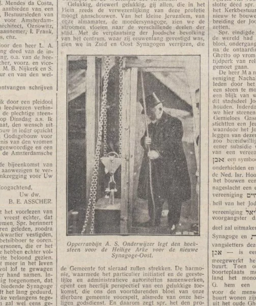 Afbeelding uit: oktober 1927. "Opperrabbijn A. S. Onderwijzer legt den hoeksteen voor de Heilige Arke voor de nieuwe Synagoge-Oost." Artikel in het NIW van 28 oktober 1927.