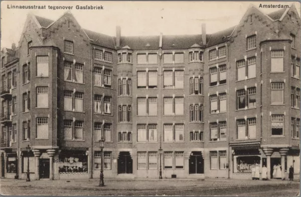 Afbeelding uit: circa 1910. Op de hoek rechts (bij de Linnaeusstraat) zat een banketbakker; links een winkel voor manufacturen. Prentbriefkaart uit circa 1910.