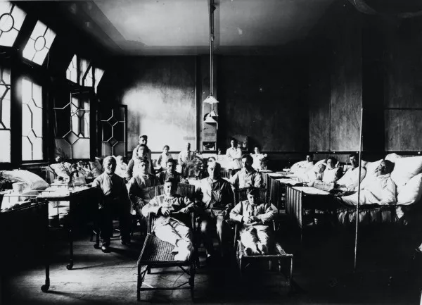 Afbeelding uit: circa 1920. Ziekenzaal met patiënten, circa 1920.