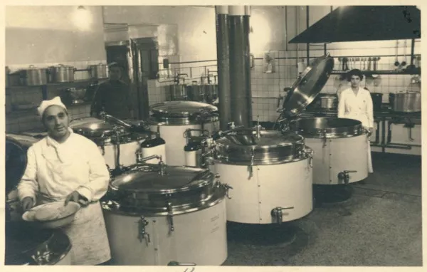 Afbeelding uit: 1938. Grote keuken.
