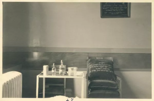 Afbeelding uit: 1938. Besnijdeniskamer.