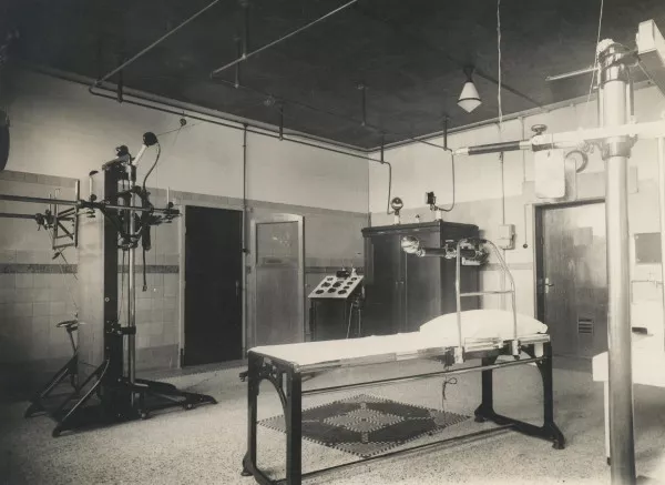 Afbeelding uit: circa 1920. Operatiekamer, met links een röntgenapparaat. Foto collectie JHM, F009952.