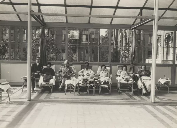 Afbeelding uit: circa 1930. In 1920 kreeg het ziekenhuis een solarium. Foto collectie JHM, F009958.