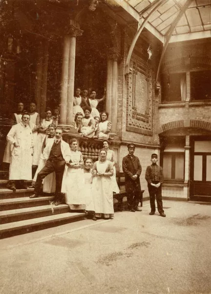 Afbeelding uit: 1911. Personeel in de hal. Foto collectie JHM, F004932.