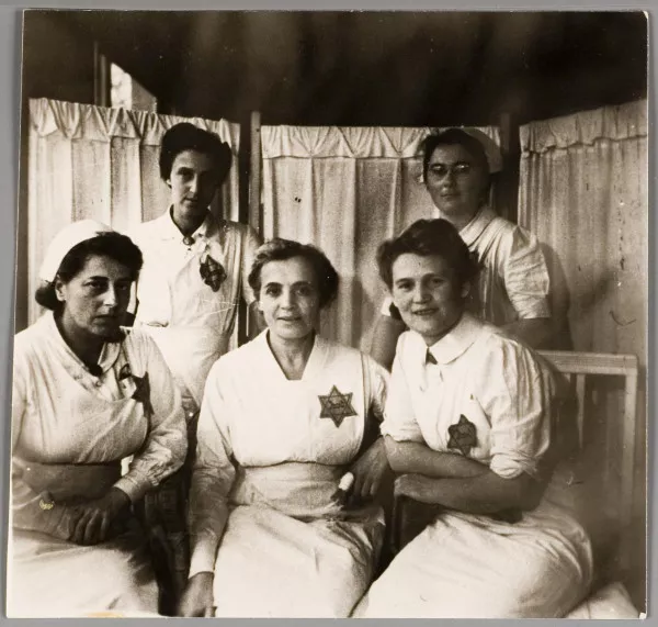 Afbeelding uit: 1942. Vijf verpleegsters van het CIZ. Foto collectie JHM, F004951.