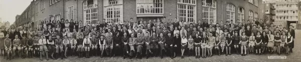 Afbeelding uit: circa 1941. Groepsfoto van leraren en leerlingen van de Joodse HBS, circa 1941. Collectie JHM, F004330.