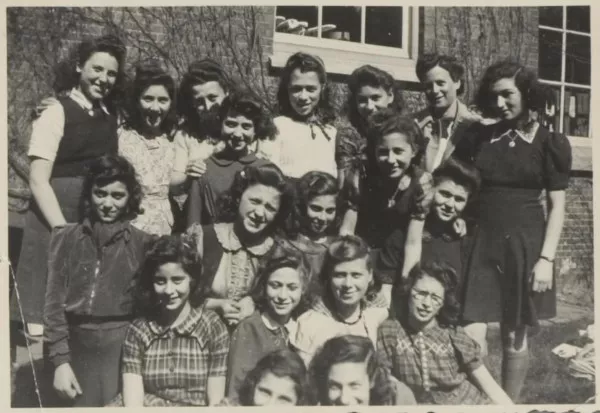 Afbeelding uit: 1942. Groepsfoto van klas 1 A en B van de E.J. van Detschool. Collectie JHM, F004032.
